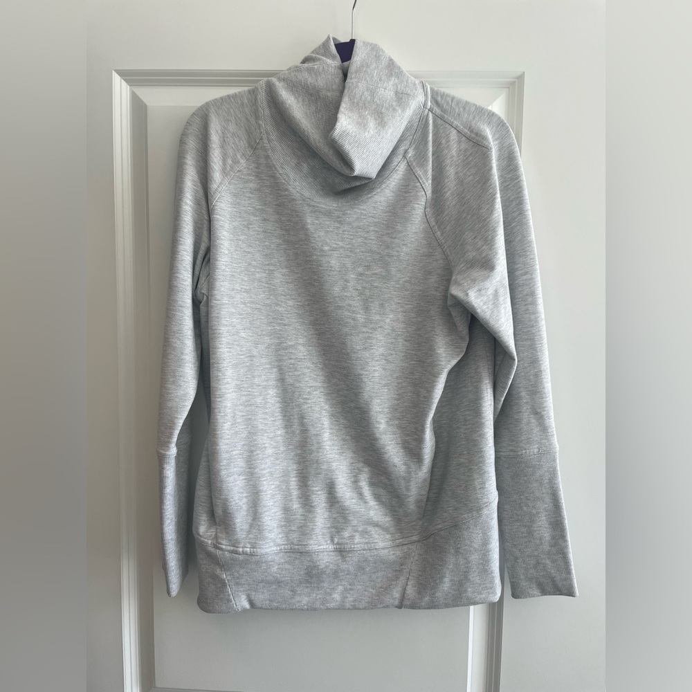 Lululemon Size 6 Solid Gray Cowl Turtleneck Active Pullover Sweater Logo Pocket